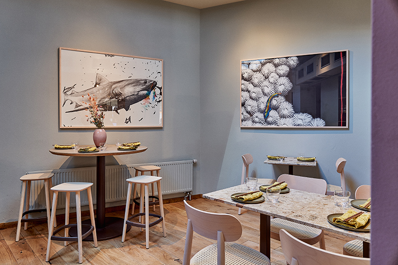 Auserwählte Design-Möbel unterstreichen das trendige Image der Seafoodbar (Foto: Wim Jansen).