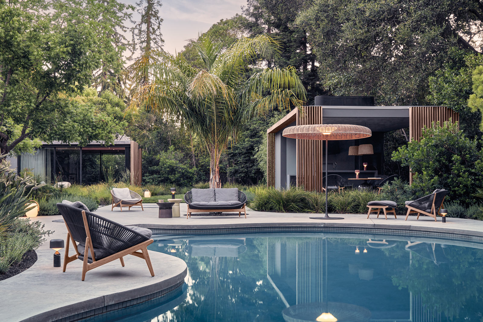 Wohlfühloase: Der Bora Lounge Chair und die Ambient Sol Stehleuchte sorgen für entspanntes Outdoor-Feeling.