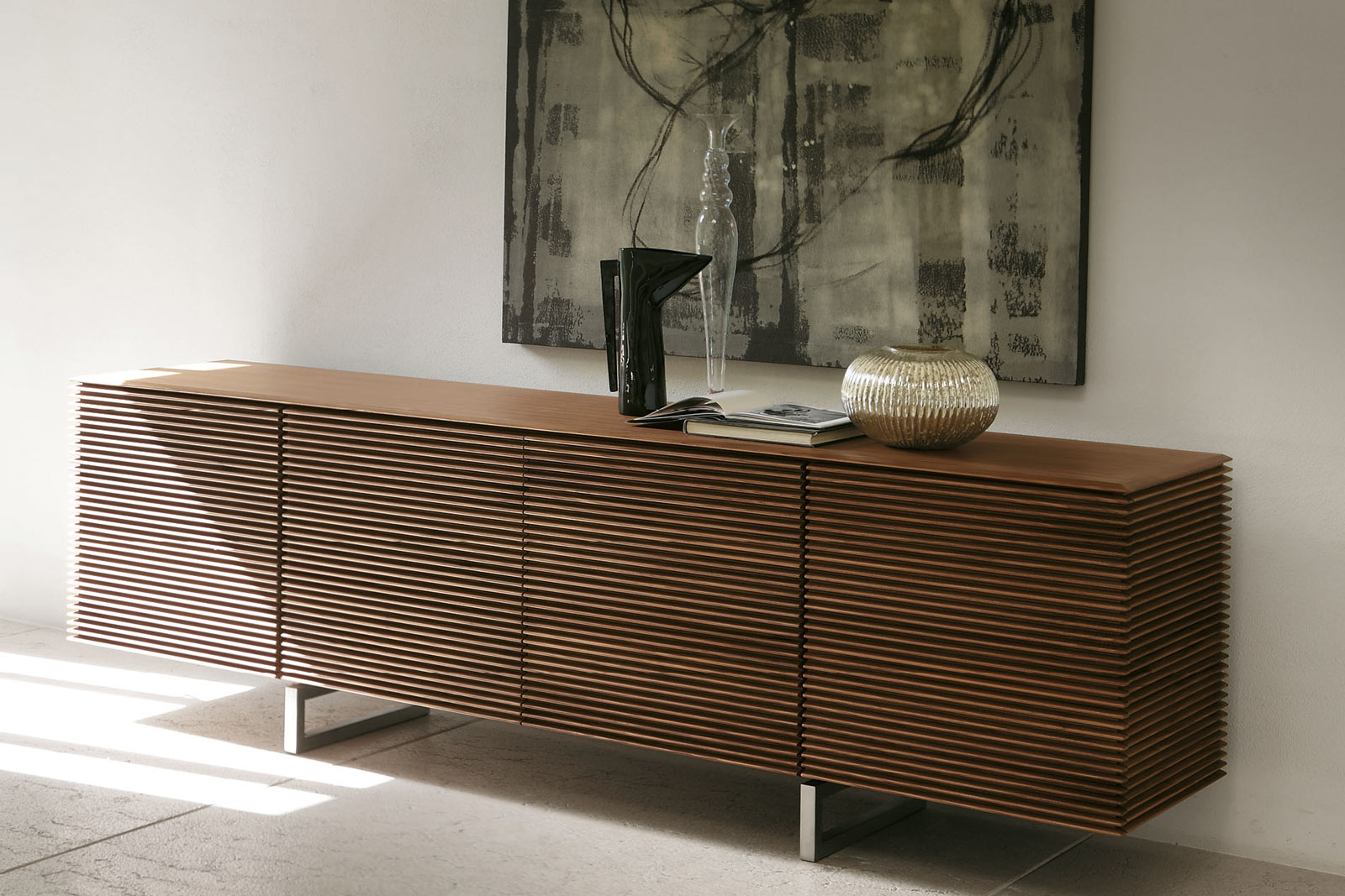 Das Riga Sideboard überzeugt mit seinem ausgewogenen Design und edlem Canaletta Walnussholz.