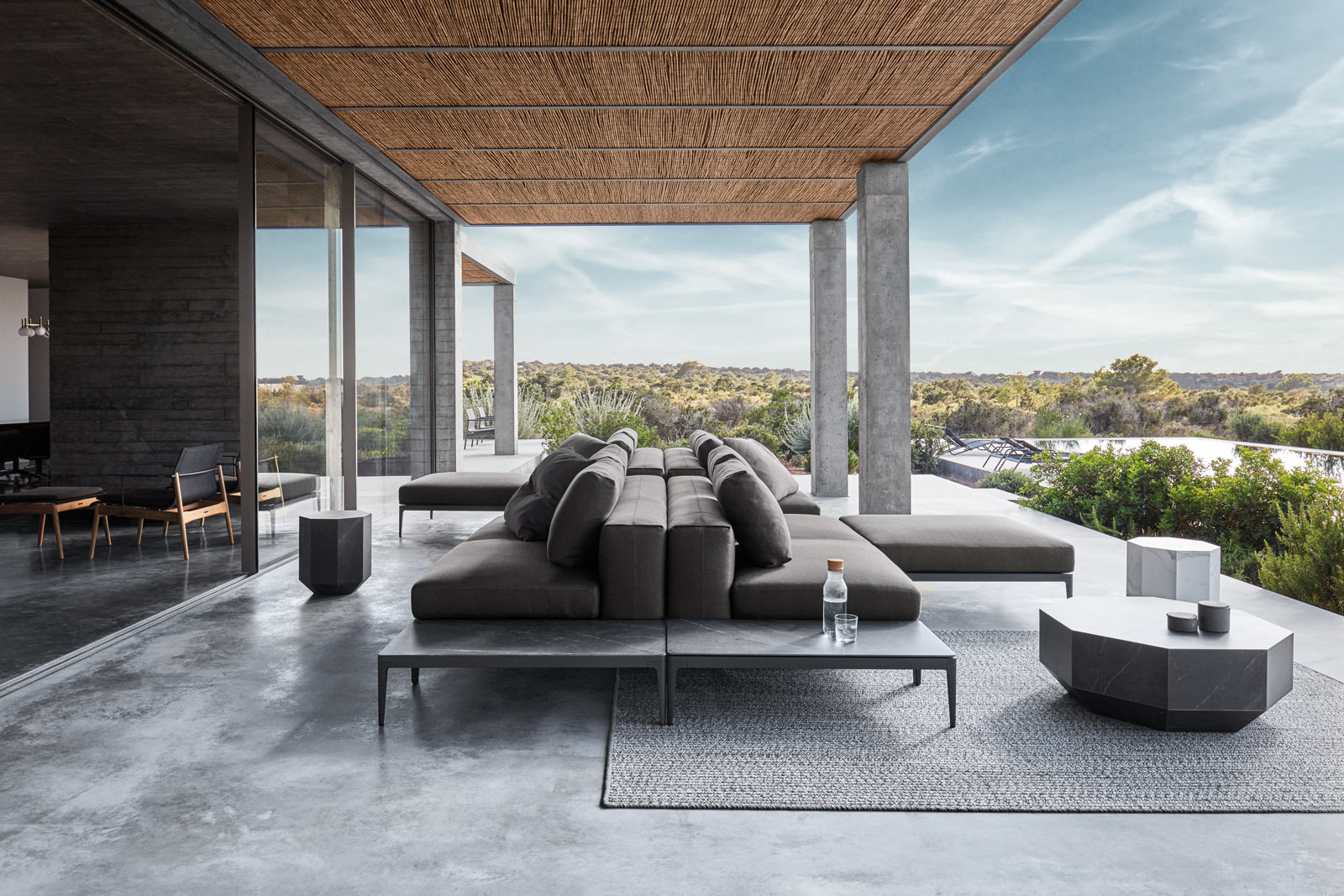 Draußen so komfortabel und elegant loungen, wie auf dem Sofa, das geht mit dem Grid Outdoor-Sofa.