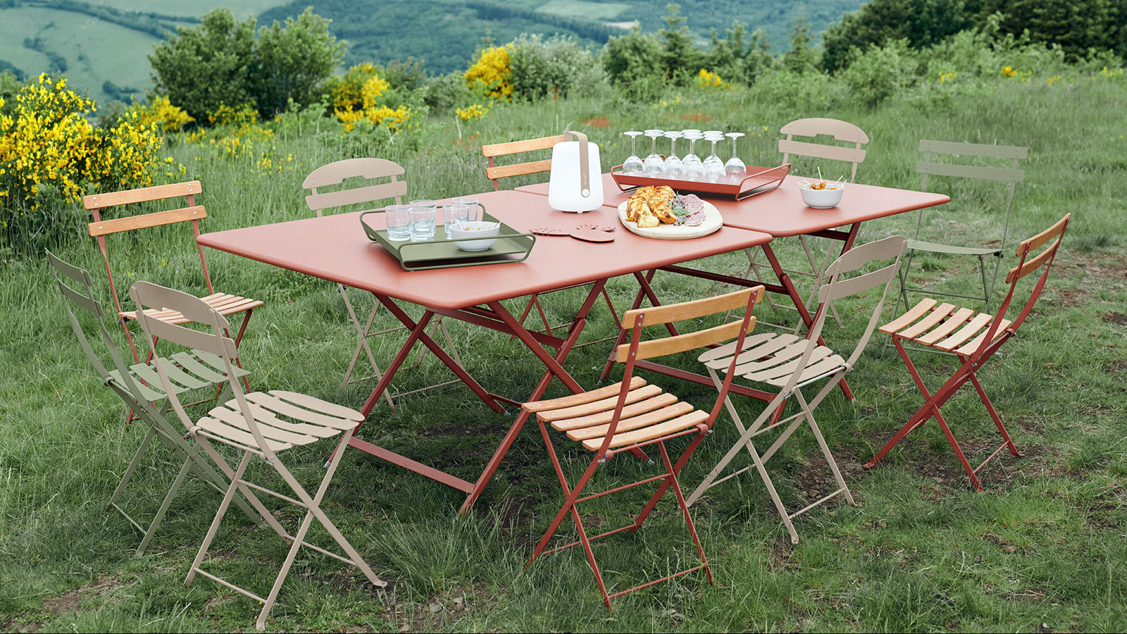 Die Gartenmöbel von Fermob bestehen aus recycelbarem Aluminium oder Stahl