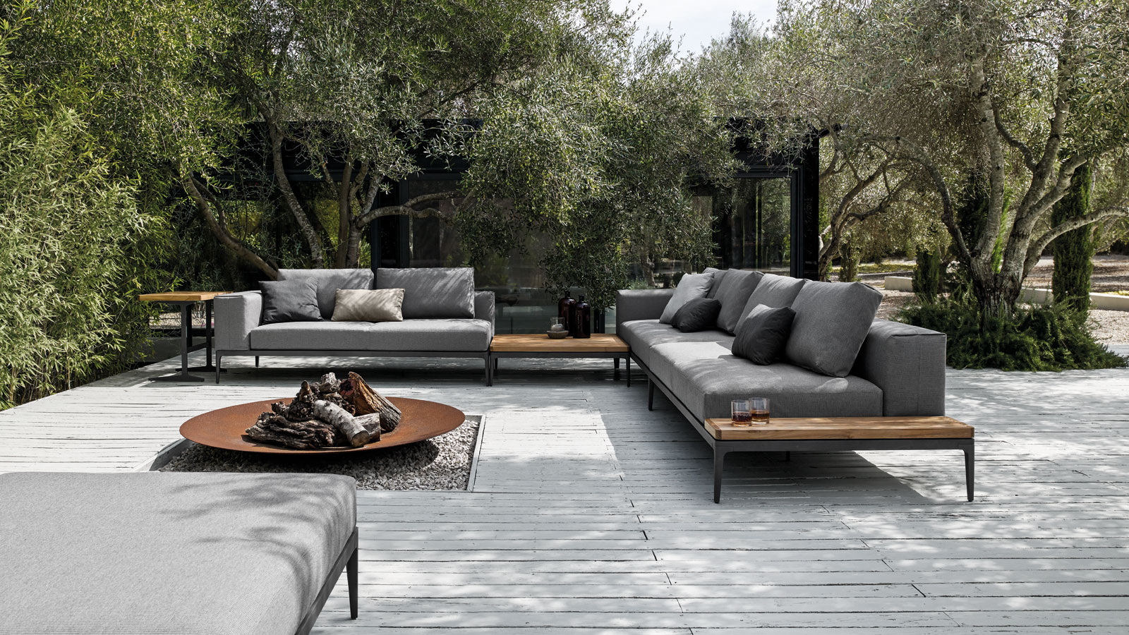 Entdecken Sie die exklusiven Outdoor-M&ouml;bel von Gloster im Cramer Flagship in Hamburg