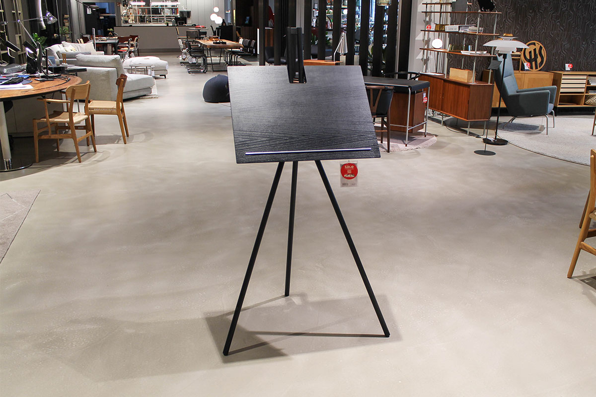 Stehpult Notos Standing Desk von Classicon für 1.240 € Stehpult Notos Standing Desk von Classicon für 1.240 €