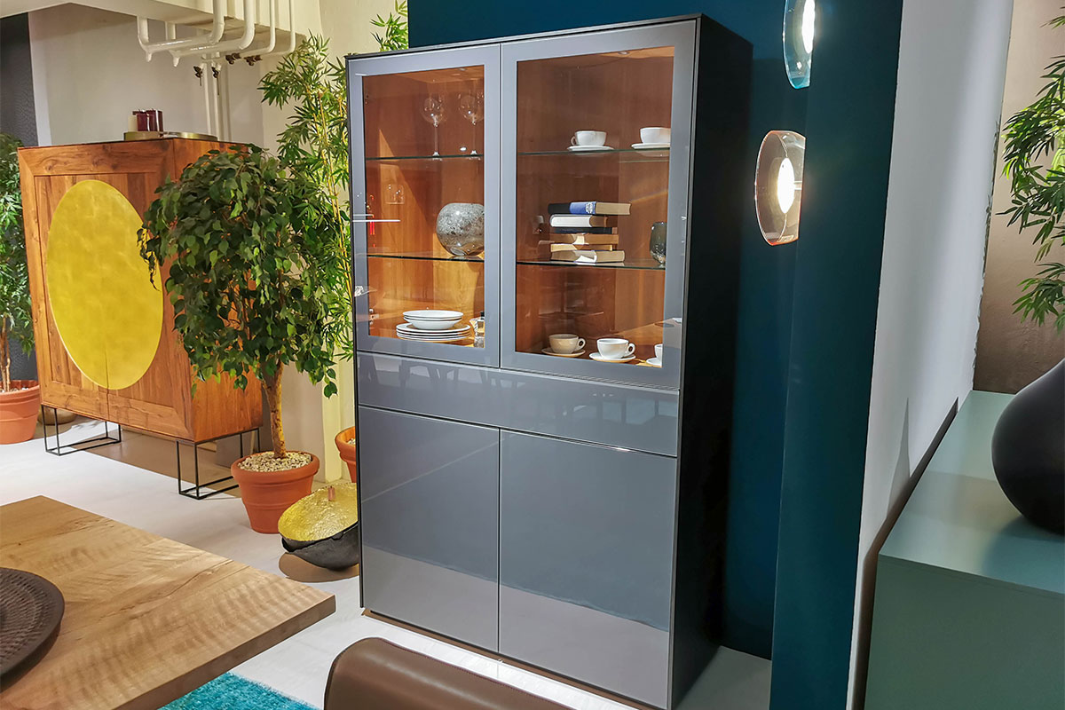 Vitrine Velare Moltenigrau von Cramer Holzmanufaktur