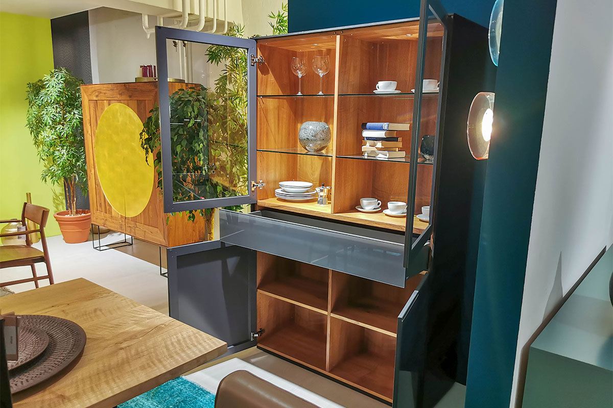 Vitrine Velare Moltenigrau von Cramer Holzmanufaktur