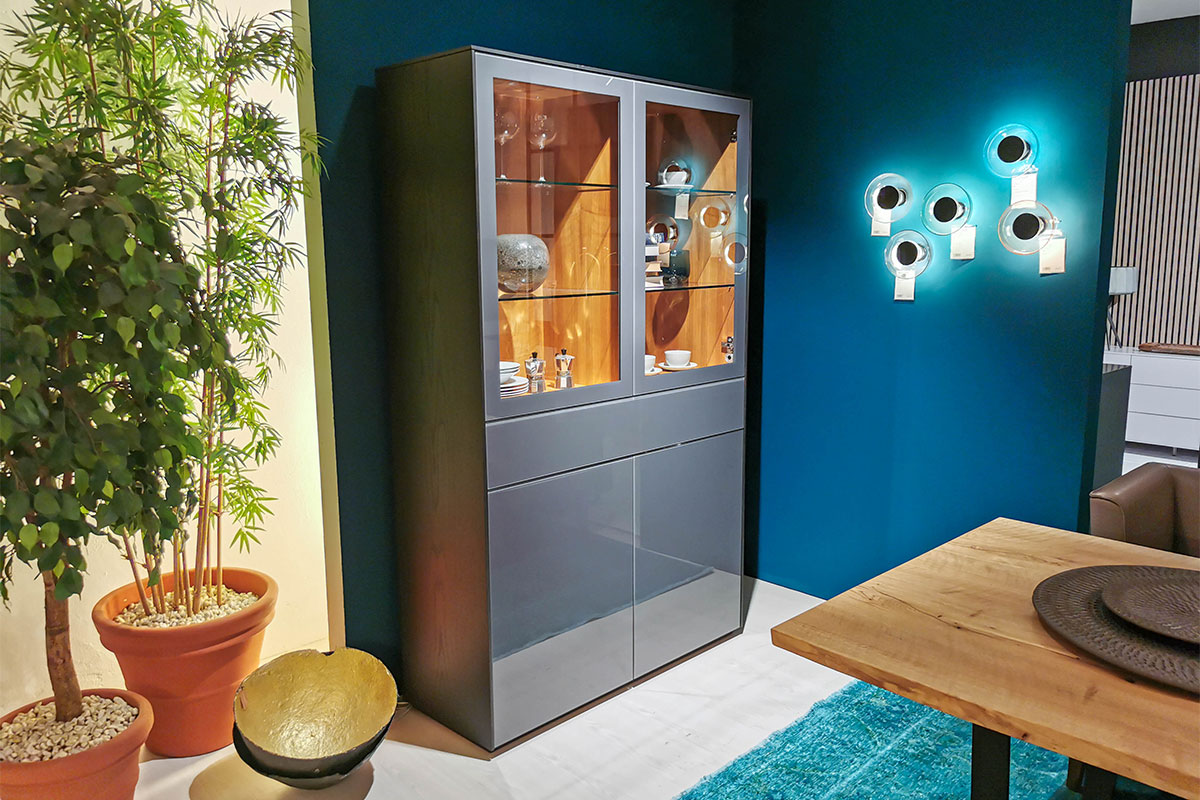 Vitrine Velare Moltenigrau von Cramer Holzmanufaktur f&uuml;r 4.490 &euro;