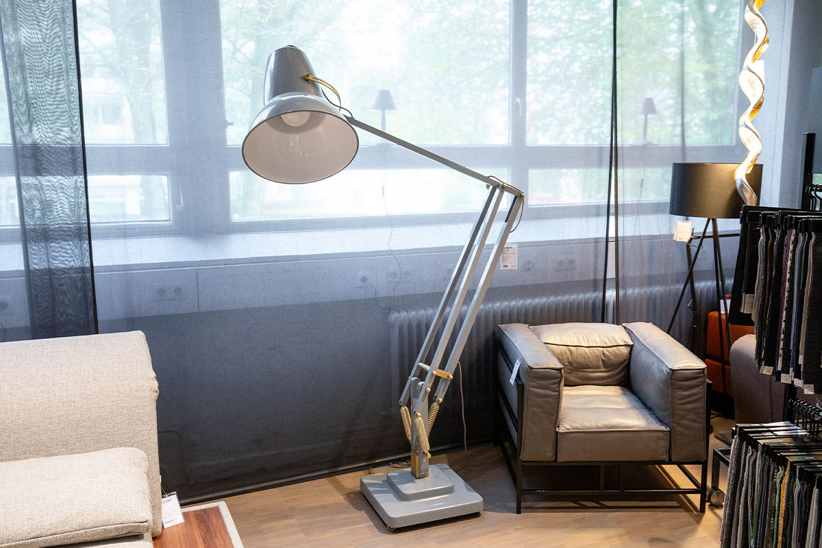 Stehleuchte Giant Brass von Anglepoise im Sale