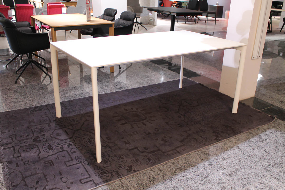 Esstisch Maki von Kristalia f&uuml;r 2.990 &euro;