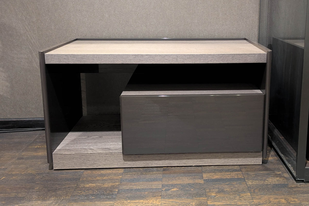 Nachtkommode 5050 von Molteni f&uuml;r 1.250 &euro;