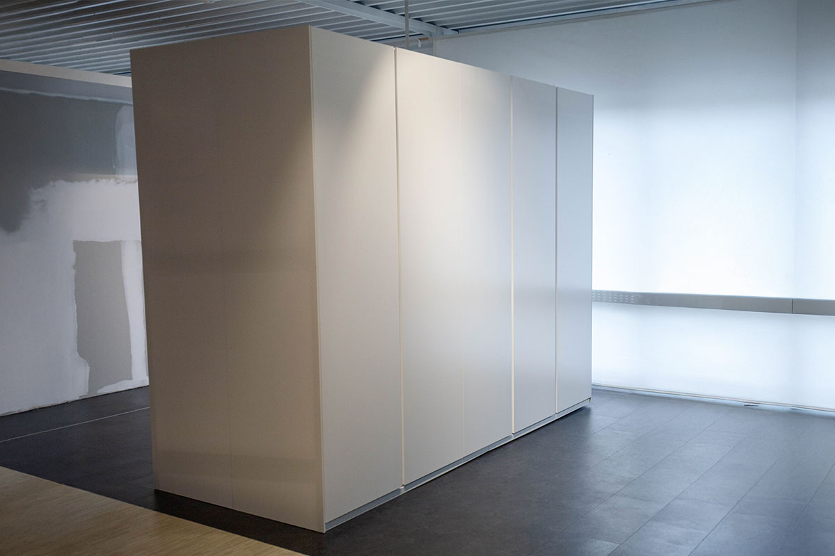 Kleiderschrank Refugium B 300 cm von Cramer Holzmanufaktur im Sale