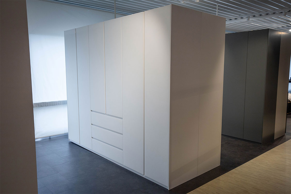 Kleiderschrank Refugium B 300 cm von Cramer Holzmanufaktur im Sale