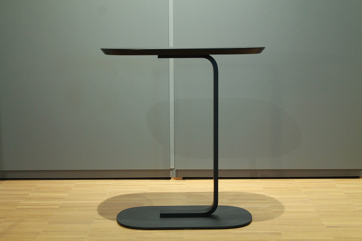 Beistelltisch Relate mit Linoleum-Tischplatte von Muuto