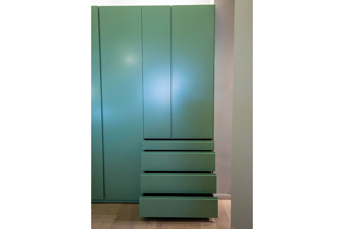 Kleiderschrank Refugium grün von Cramer Holzmanufaktur