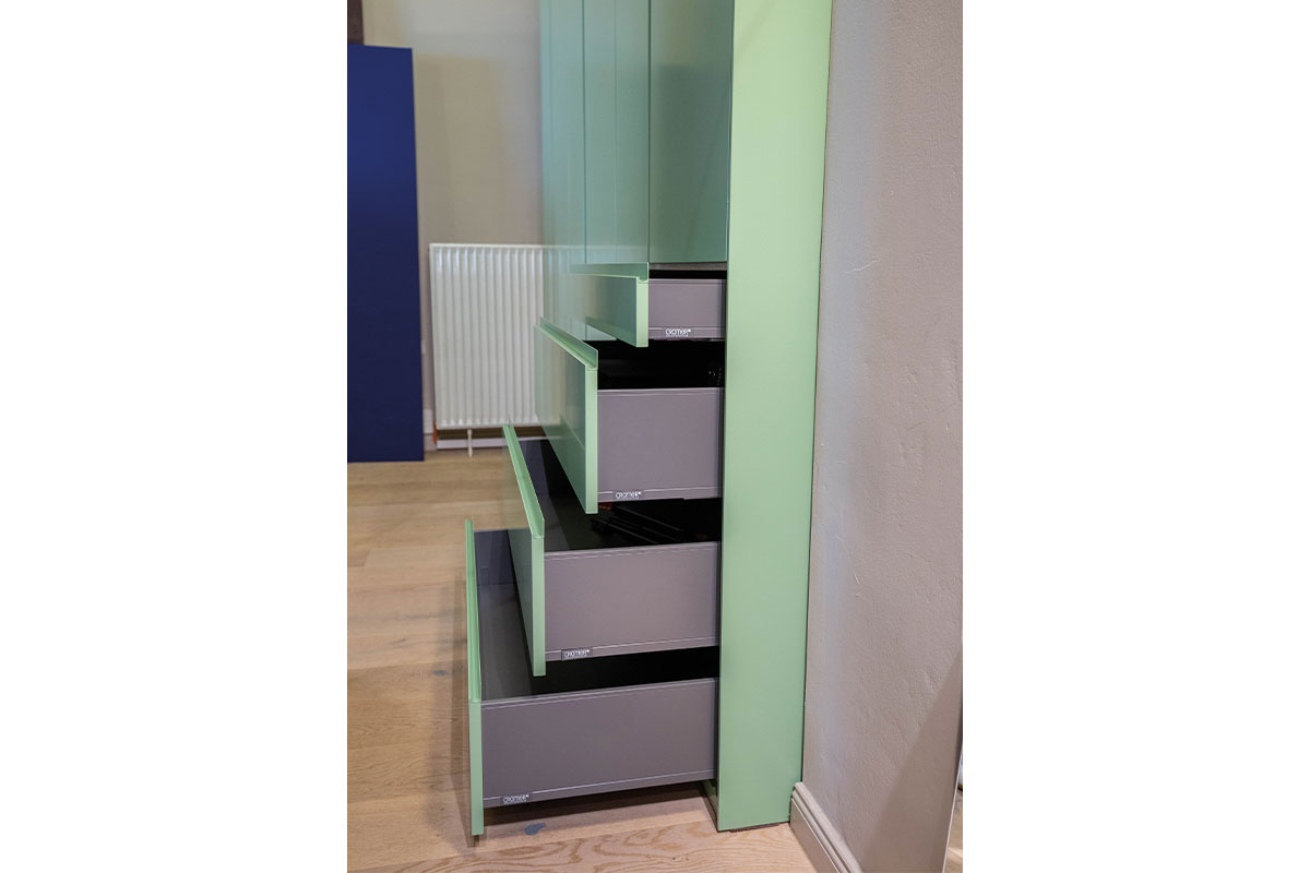 Kleiderschrank Refugium grün von Cramer Holzmanufaktur