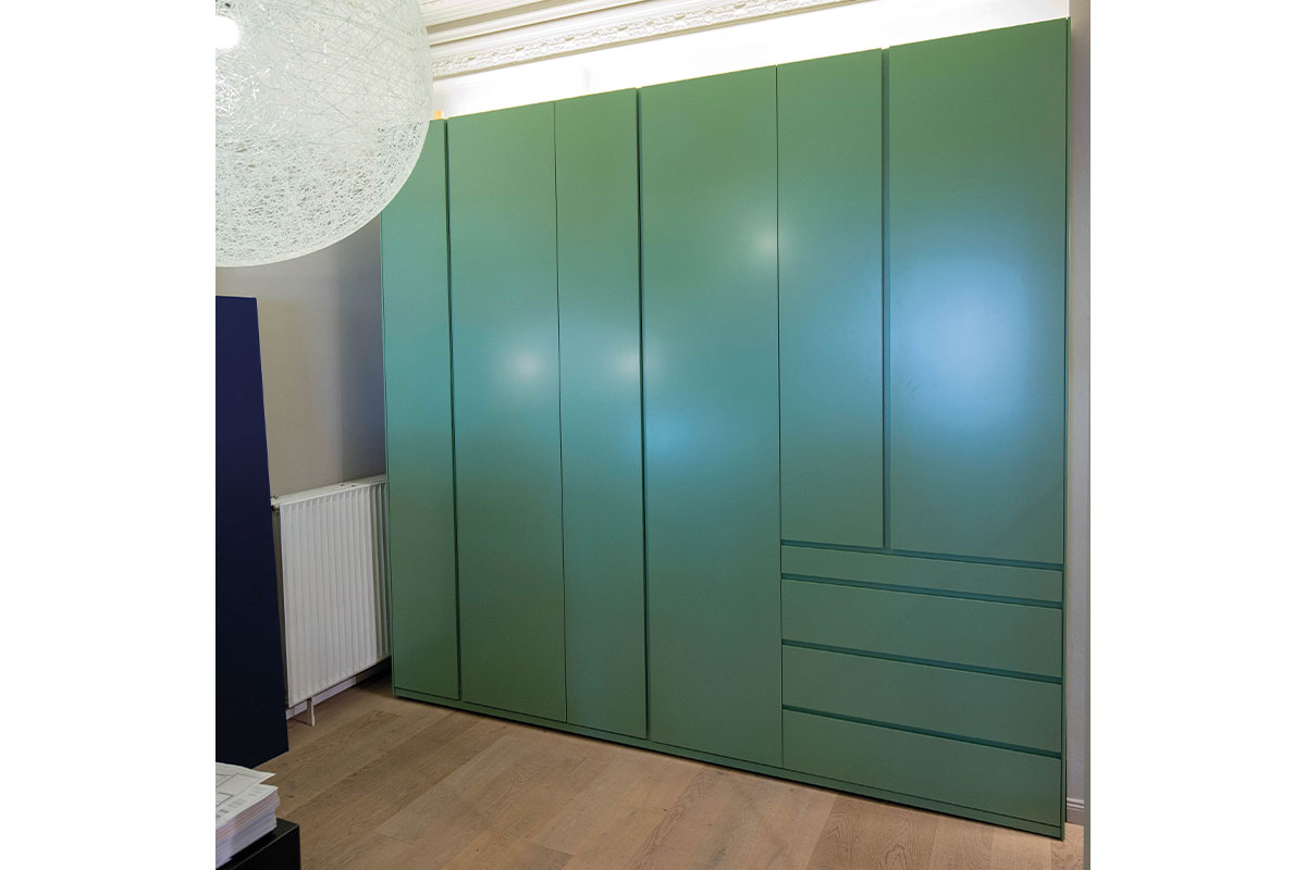 Kleiderschrank Refugium grün von Cramer Holzmanufaktur