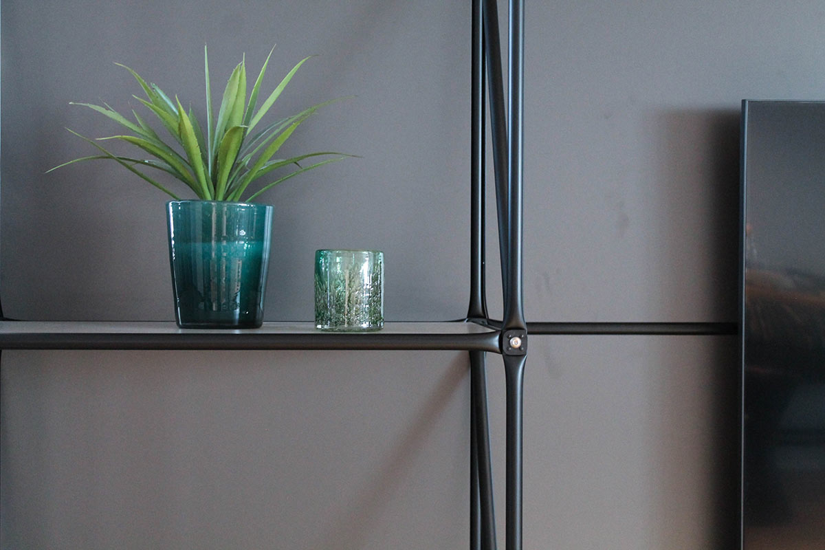 Raumteiler System 180 mit TV-Halter von System 180