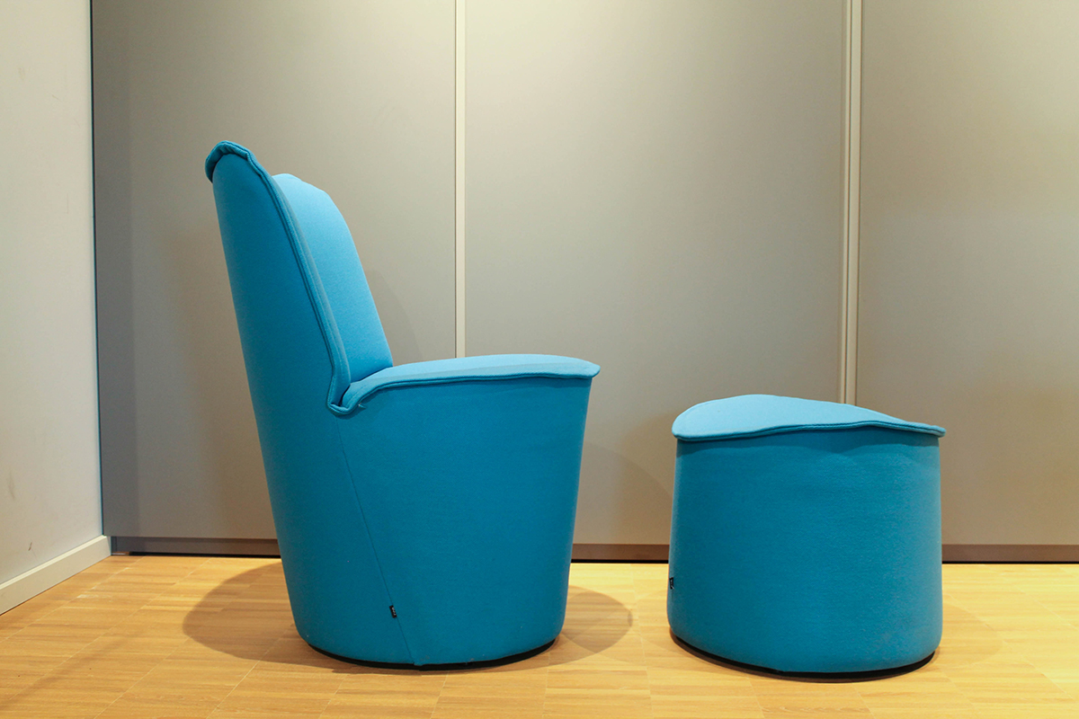 Drehsessel mit Hocker Nenou von COR im Sale