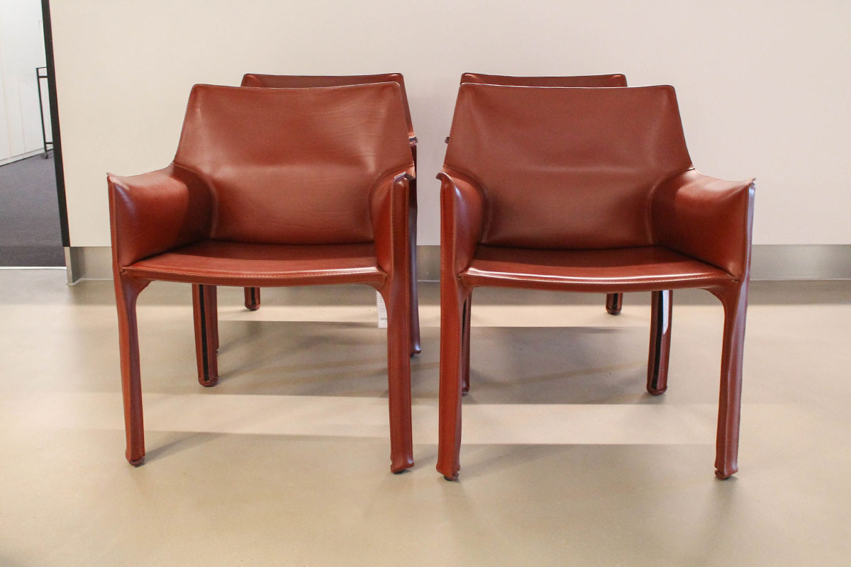 Armlehnstuhl Cab 413 Maxi 4er Gruppe von Cassina für 9.160 € Armlehnstuhl Cab 413 Maxi 4er Gruppe von Cassina für 9.160 €