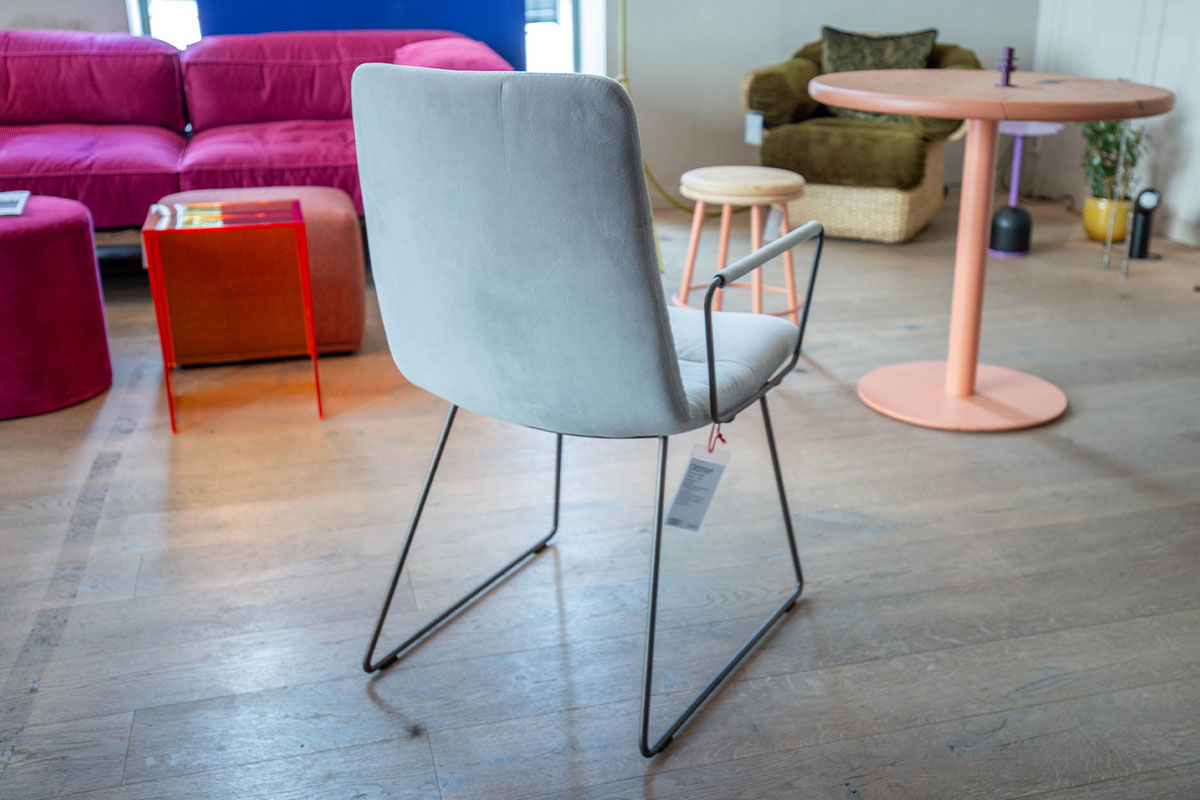 Stuhl Arva light mit Armlehne von KFF