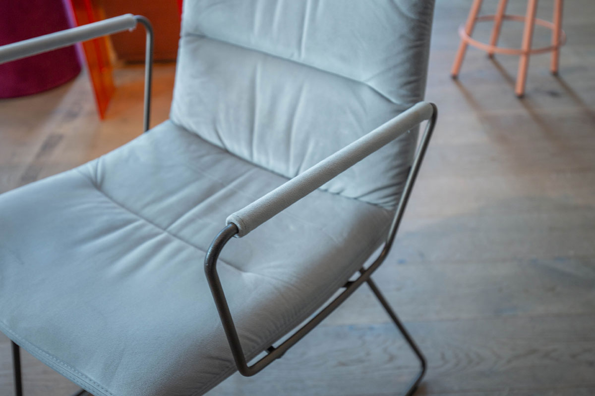 Stuhl Arva light mit Armlehne von KFF