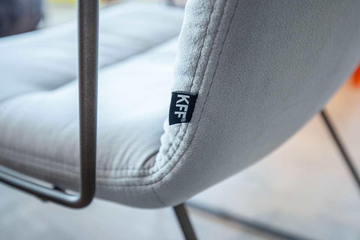 Stuhl Arva light mit Armlehne von KFF