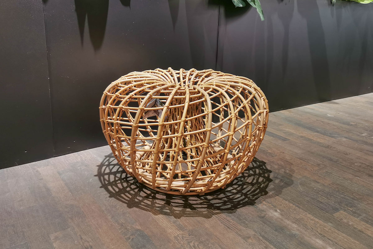 Outdoor-Hocker Nest von Cane-line für 390 € Outdoor-Hocker Nest von Cane-line für 390 €