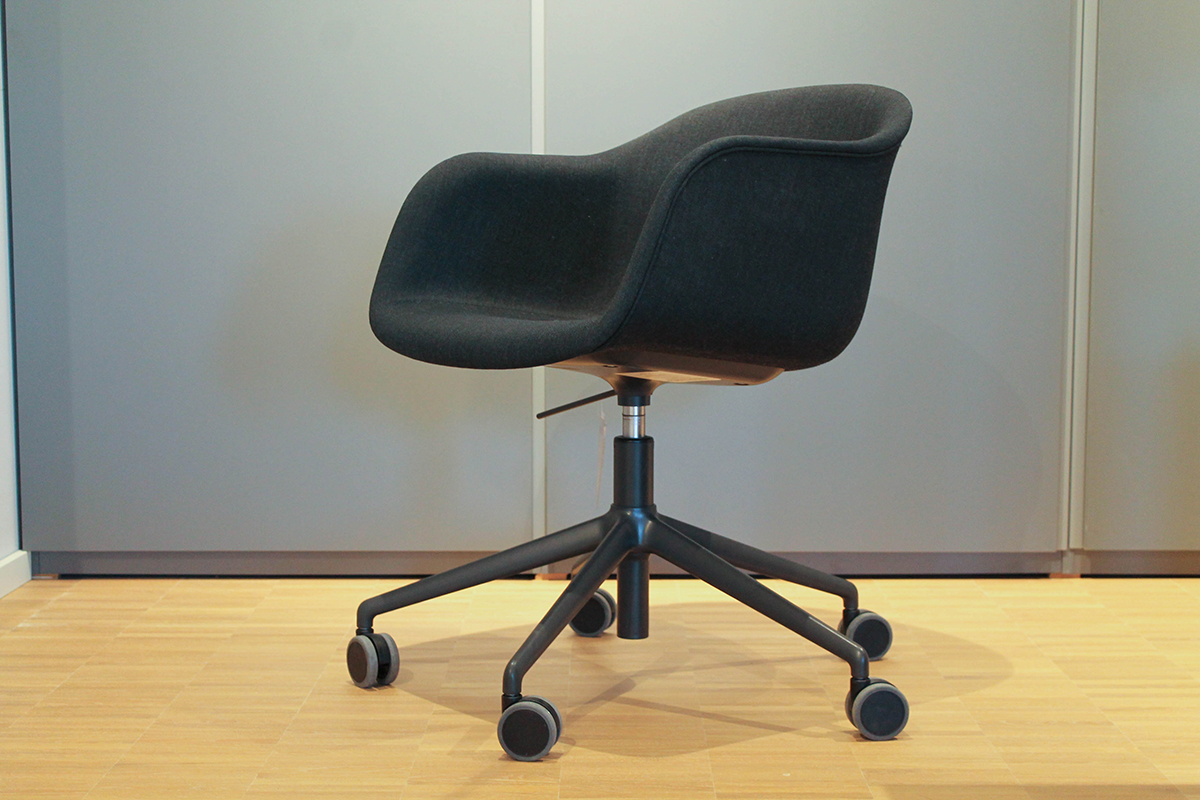Bürodrehstuhl Fiber Armchair Swivel mit Rollen in Stoff von Muuto