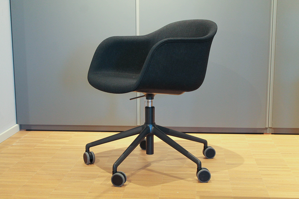 Bürodrehstuhl Fiber Armchair Swivel mit Rollen in Stoff von Muuto