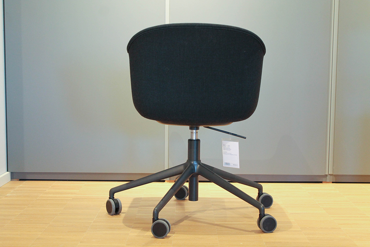Bürodrehstuhl Fiber Armchair Swivel mit Rollen in Stoff von Muuto