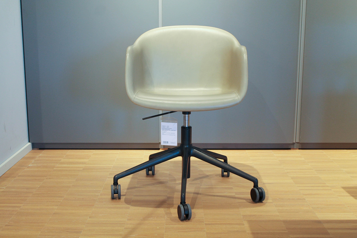 B�rodrehstuhl Fiber Armchair Swivel mit Rollen in Leder von Muuto