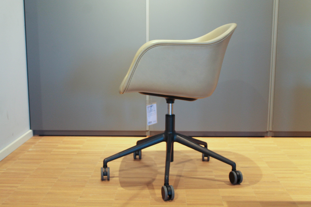 B�rodrehstuhl Fiber Armchair Swivel mit Rollen in Leder von Muuto