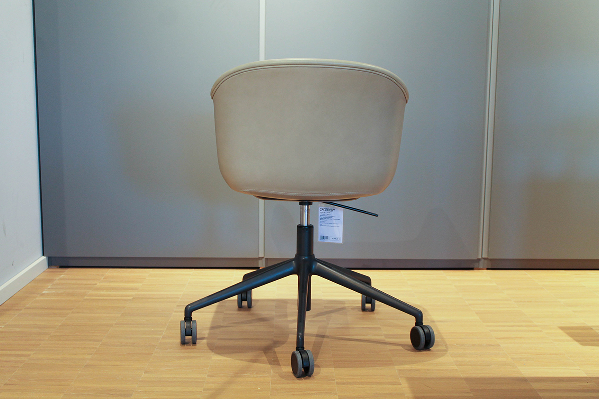 B�rodrehstuhl Fiber Armchair Swivel mit Rollen in Leder von Muuto