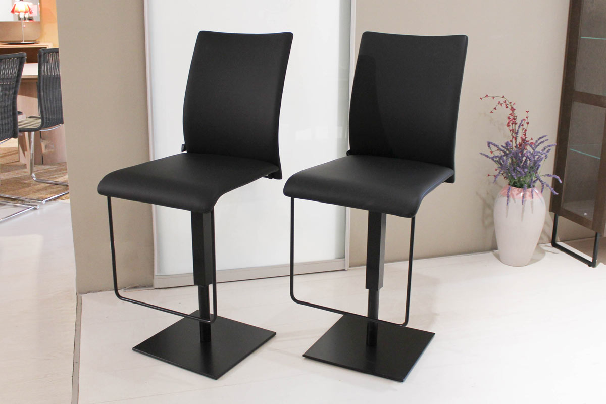 Barhocker Jago 2er Gruppe von Bacher f&uuml;r 1.450 &euro;