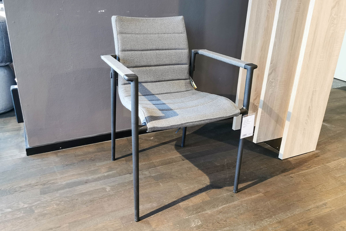 Outdoor-Stuhl Core mit Armlehnen von Cane-line für 320 € Outdoor-Stuhl Core mit Armlehnen von Cane-line für 320 €
