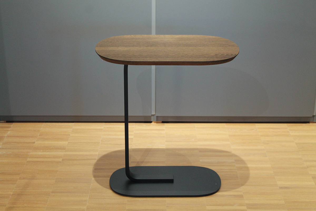 Beistelltisch Relate mit Holz-Tischplatte von Muuto im Sale