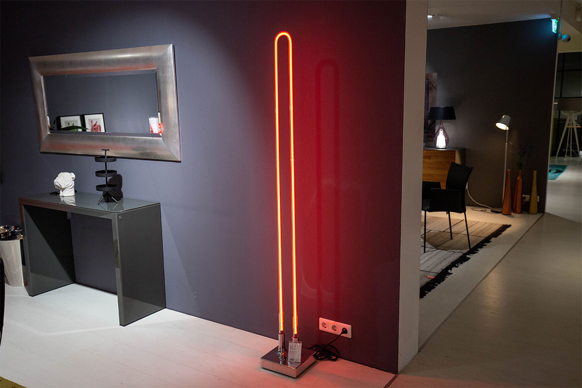 Stehleuchte beacon Neon von emNautic