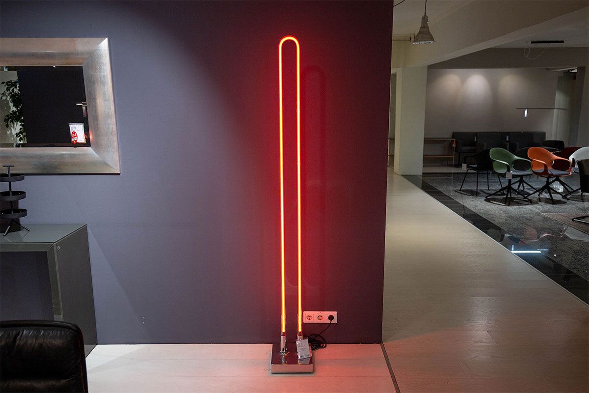 Stehleuchte beacon Neon von emNautic im Sale