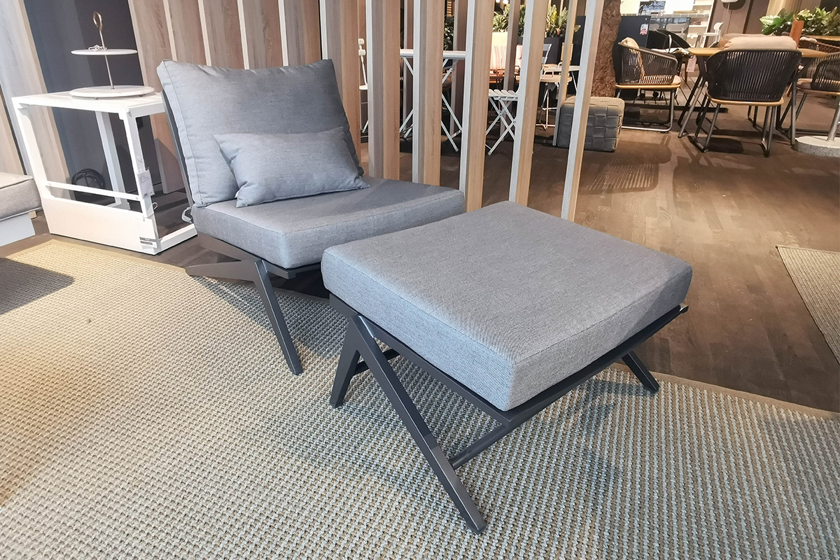 Outdoor-Lounge-Sessel Jackie inkl. Hocker von Stern im Sale