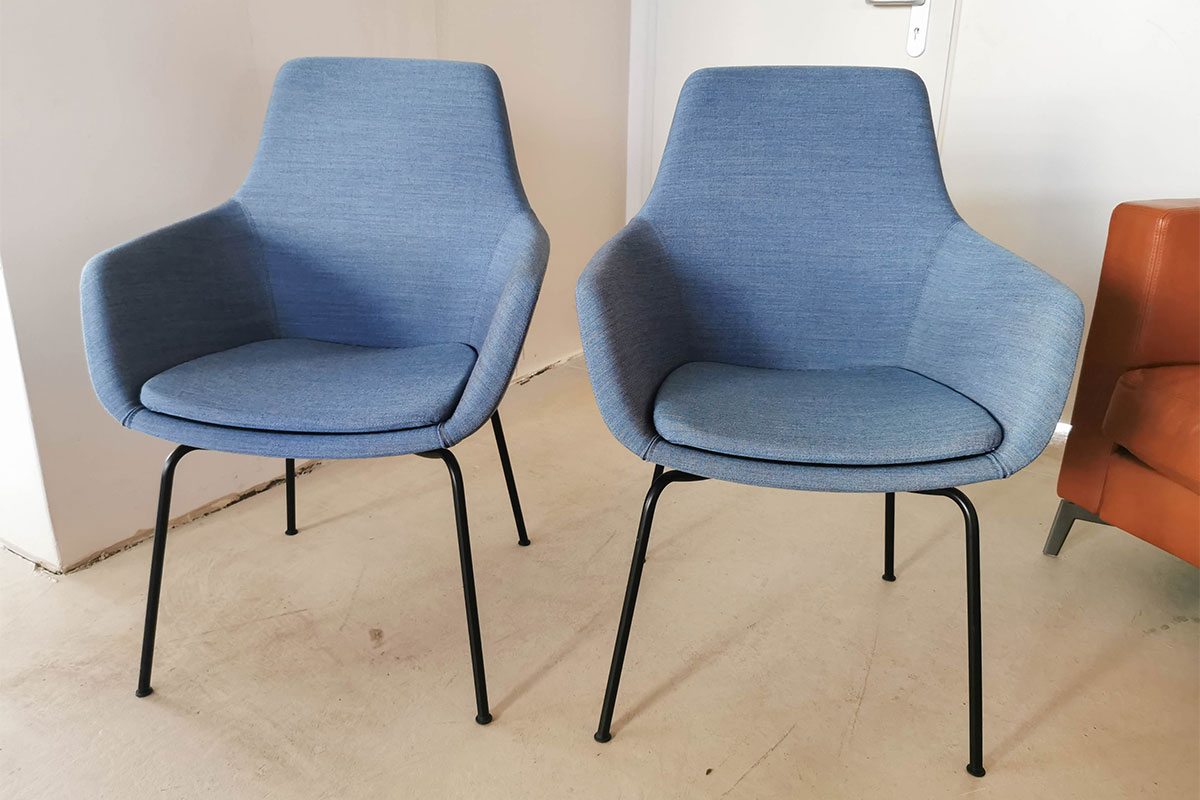 Armlehnstuhl Little Giraffe 2er Gruppe von Fritz Hansen für 1.690 € Armlehnstuhl Little Giraffe 2er Gruppe von Fritz Hansen für 1.690 €