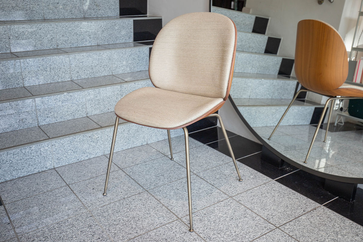 Stuhl Beetle Walnuss / Stoff von Gubi im Sale