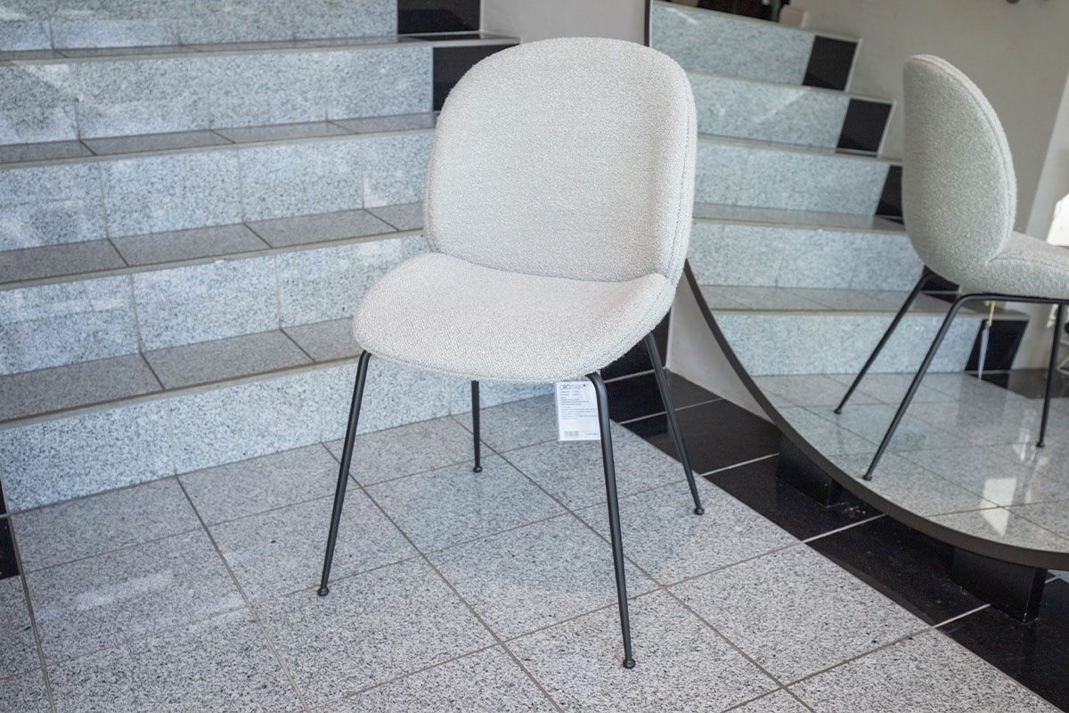 Stuhl Beetle Stoff von Gubi im Sale