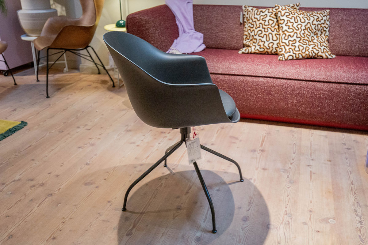 Stuhl Bat Meeting Chair von Gubi