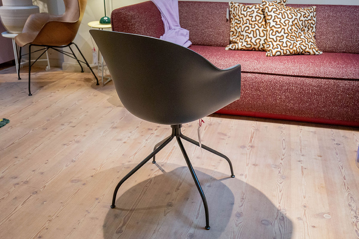 Stuhl Bat Meeting Chair von Gubi
