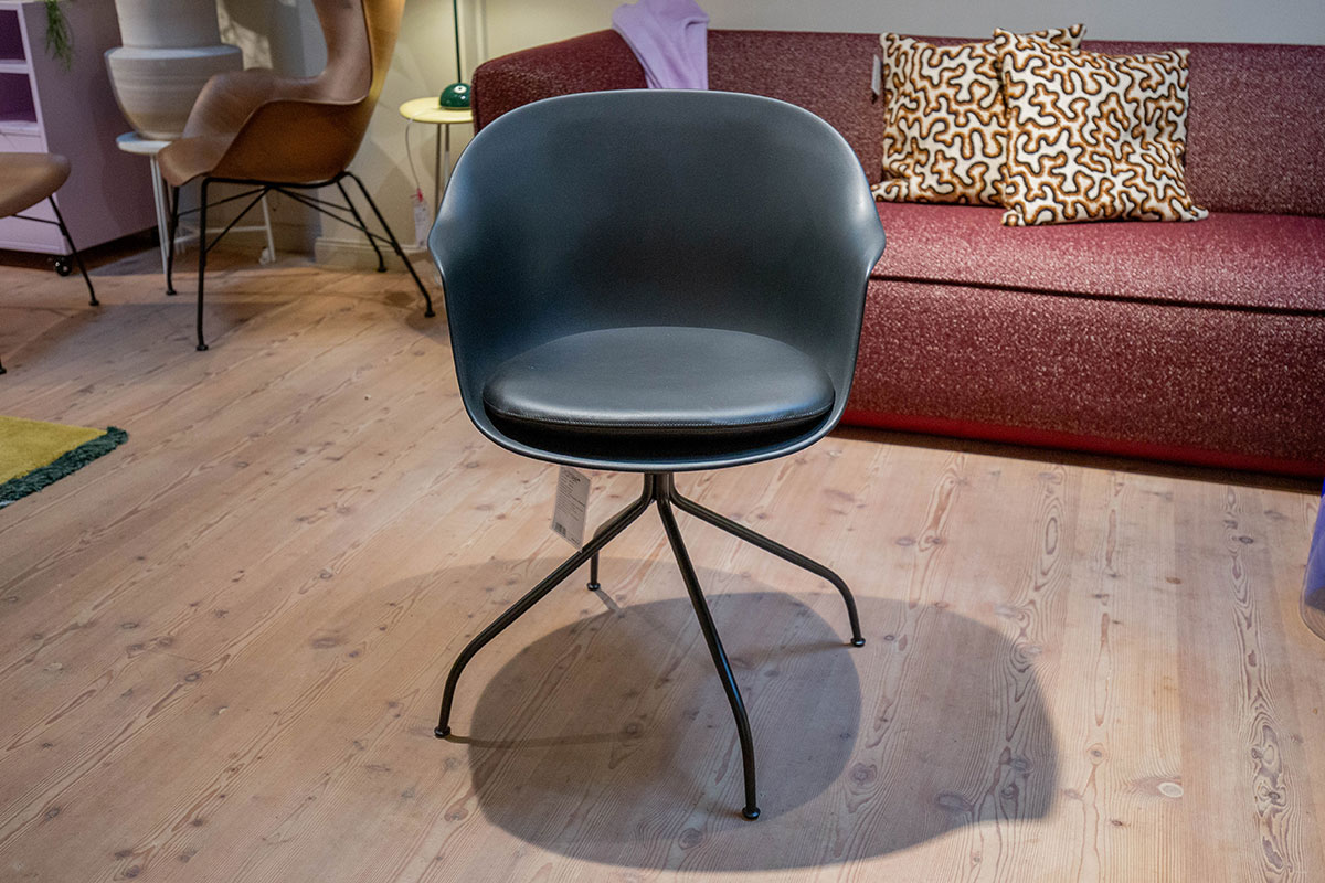 Stuhl Bat Meeting Chair von Gubi im Sale