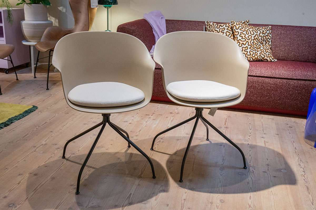 2er-Set Stuhl Bat Meeting Chair von Gubi im Sale