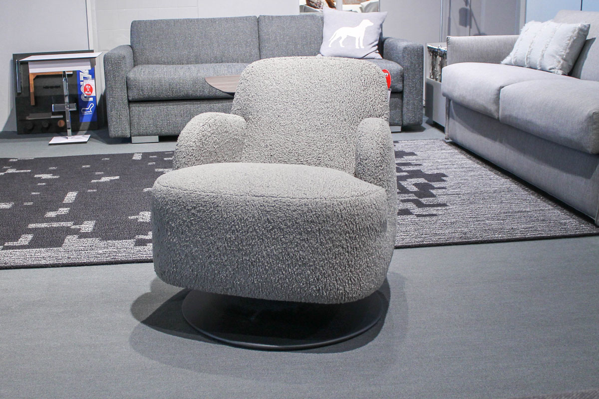 Schaukelsesssel Cavallo mit Armlehnen von Cramer Polstermanufaktur f&uuml;r 1.550 &euro;