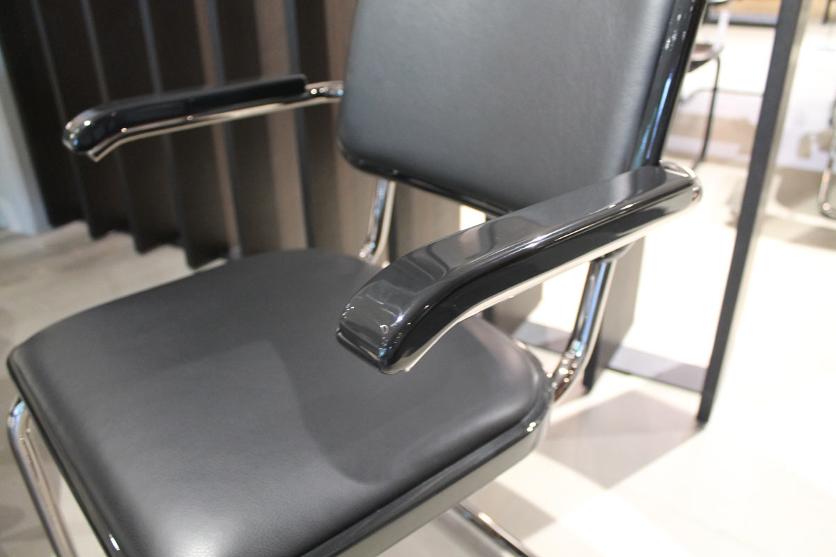 Freischwinger S64 P, Serious 01 graphite black (2x vorhanden) von Thonet