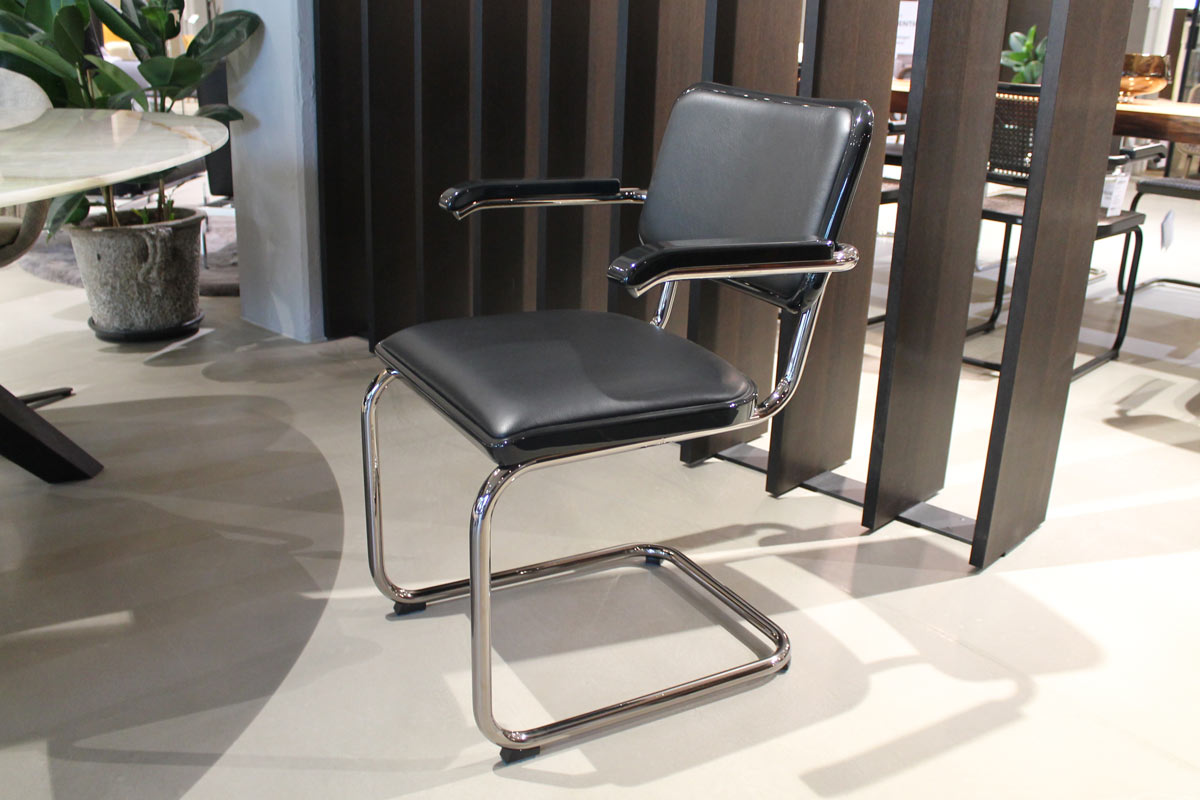 Freischwinger S64 P, Serious 01 graphite black (2x vorhanden) von Thonet für 1.990 € Freischwinger S64 P, Serious 01 graphite black (2x vorhanden) von Thonet für 1.990 €