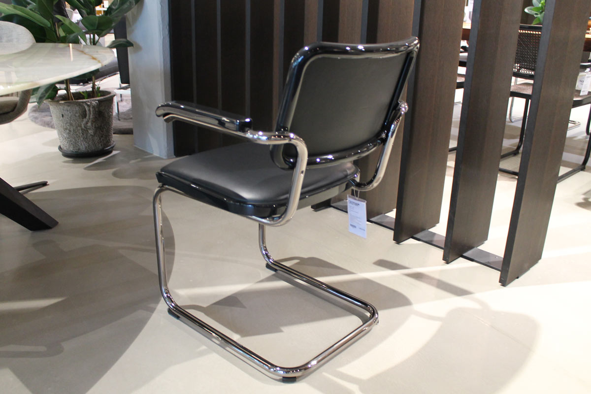 Freischwinger S64 P, Serious 02 ruby red (2x vorhanden) von Thonet