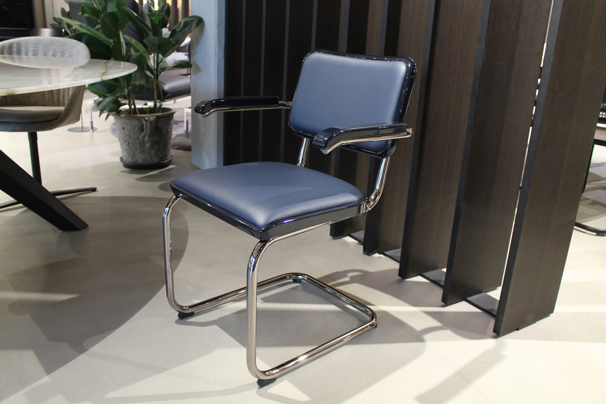 Freischwinger S64 P, Serious 04 graphite blue (2x vorhanden) von Thonet für 1.990 € Freischwinger S64 P, Serious 04 graphite blue (2x vorhanden) von Thonet für 1.990 €